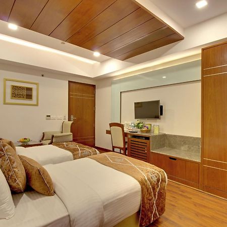 Hotel Swaran Palace Delhi Kültér fotó