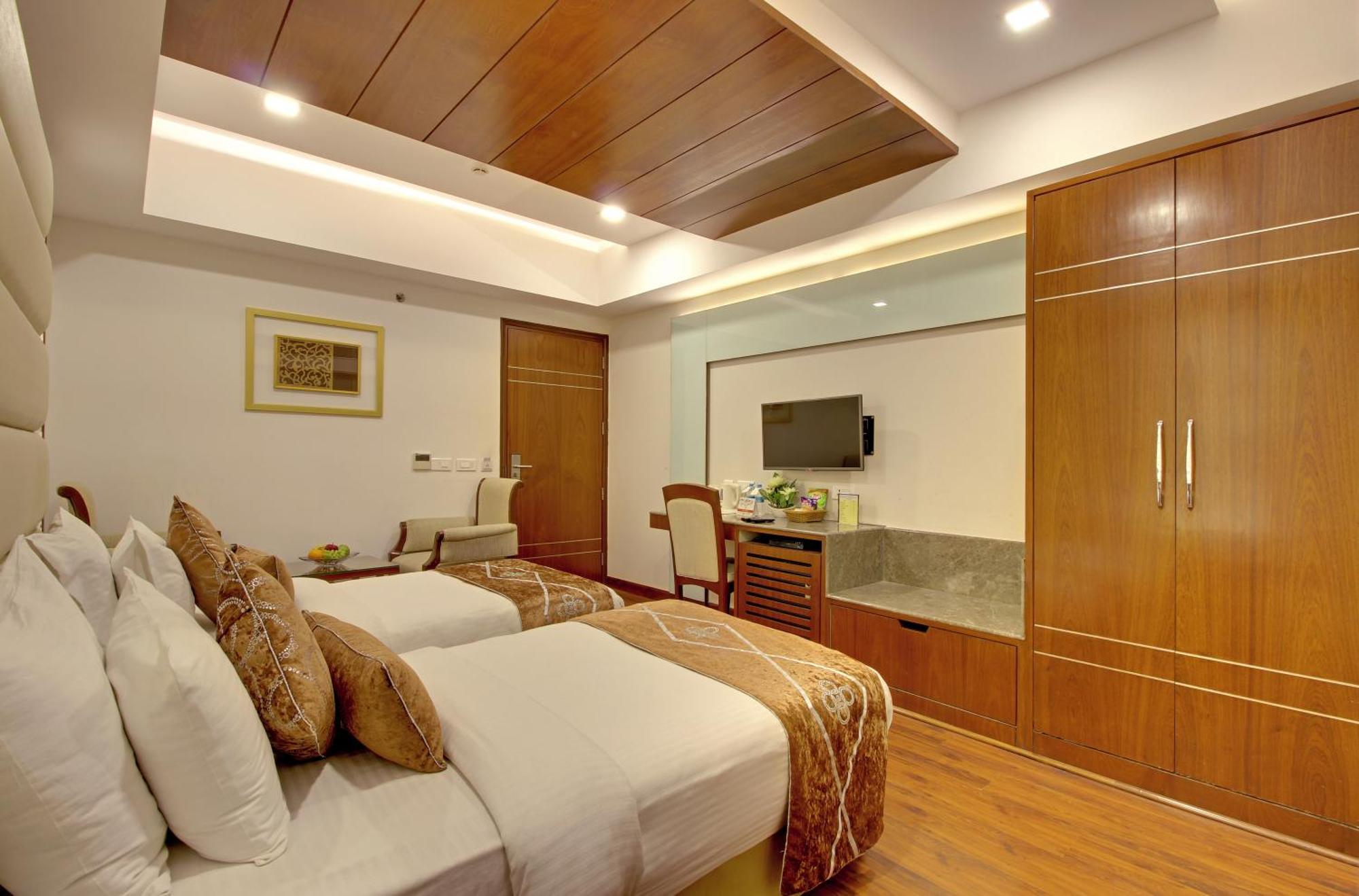 Hotel Swaran Palace Delhi Kültér fotó