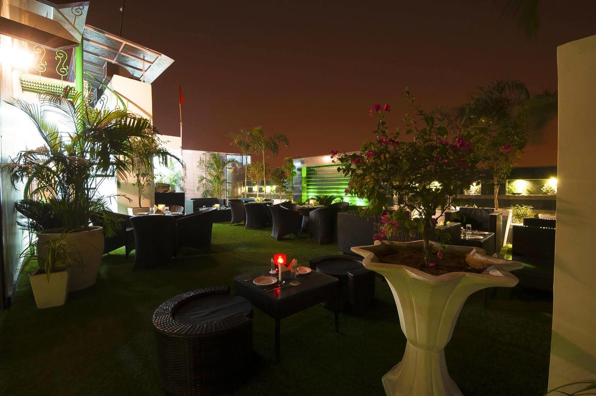 Hotel Swaran Palace Delhi Kültér fotó